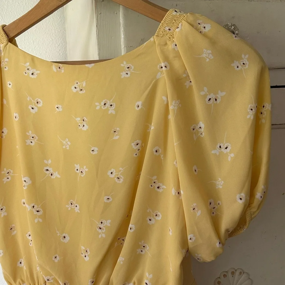 ASTR the label | Women’s Butter Yellow Floral Vneck Ruffle Hem Puff SleeveTop, S